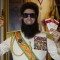 Borat, Brüno, Sacha Baron Cohen,comédie,satyrique, parodique, dictature, pétrole, moyen-orient, Aladeen, Wadiyah, journalistes, Iran, Etats-Unis, Israel, Apple, Katy Perry, magasins bio