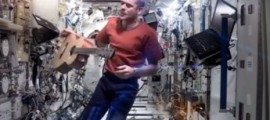 "Space Oddity" à bord de l'ISS Crédit : DR / Capture d'écran YouTube