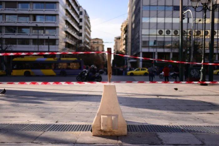 Chicane et ruban barrière sur la place Syntagma