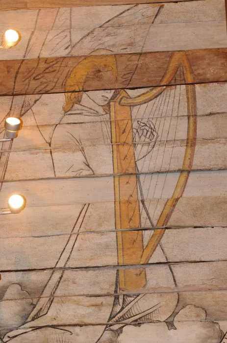 Ange musicien sur une fresque du XVème, Notre-Dame-de-Carmès en Neulliac