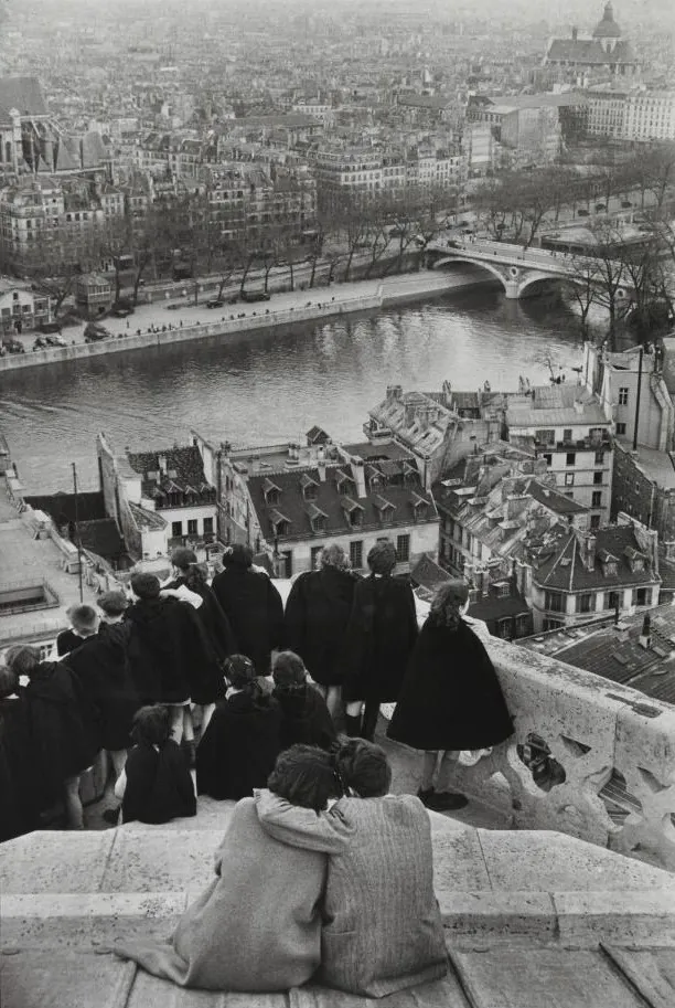 Les grands photographes de l'histoire - Henri Cartier-Bresson, Vue des tours de Notre-Dame, 4ème arrondissement, Paris, 1953. Collection du musée Carnavalet – Histoire de Paris © Fondation Henri Cartier-Bresson/Magnum Photos