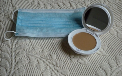 Le masque et la poudre : Maquillage, tyrannie ou libération 