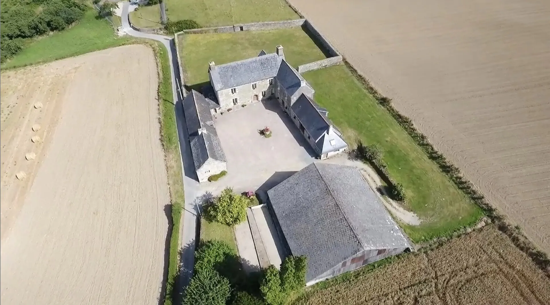 PLESTIN LES GRÈVES LA GRANGE VADROUILLE