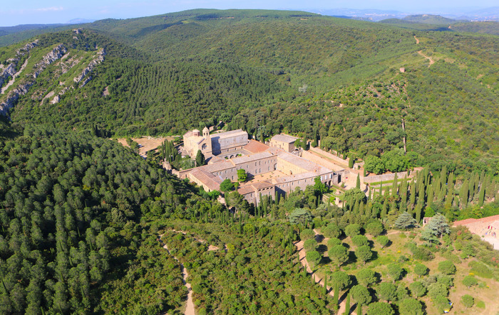 Partez à la découverte de la faune et flore d'un massif au cœur du Parc Naturel Régional de la Narbonnaise Ancienne abbaye et jardins de Fontfroide Narbonne