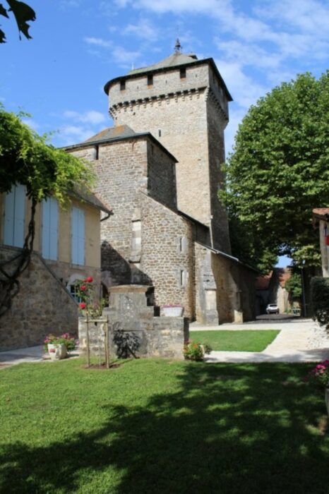 Visitez une église au charme austère et son clocher aux allures de donjon ! Église Sainte-Croix Sainte-Croix