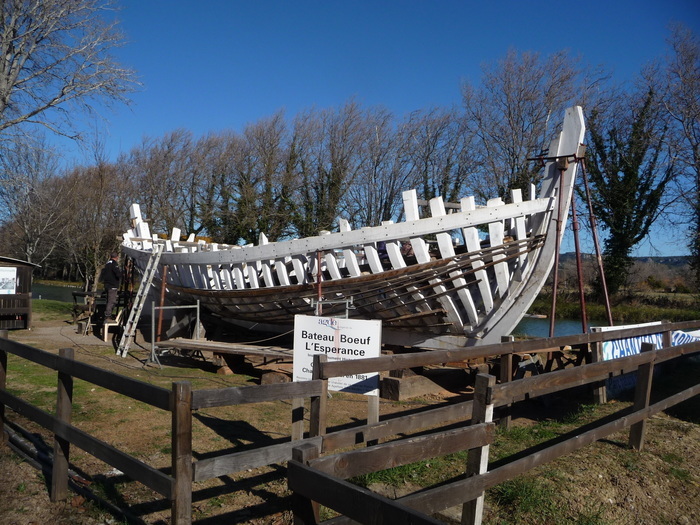 De la fôret à la mer : découvrez la restauration du dernier bateau boeuf de la Méditerranée française. Domaine du Grand Mandirac - Canal de la Robine Narbonne