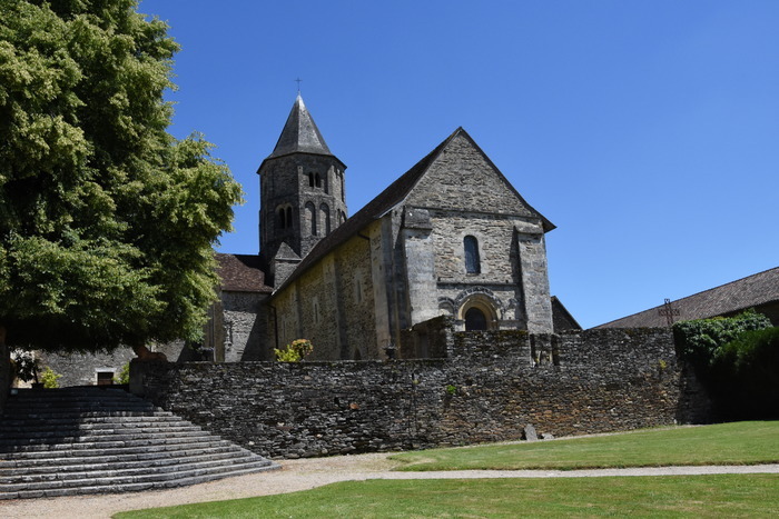 Découverte de l'église de Jumilhac-le-Grand Église Saint-Pierre-ès-Liens Jumilhac-le-Grand