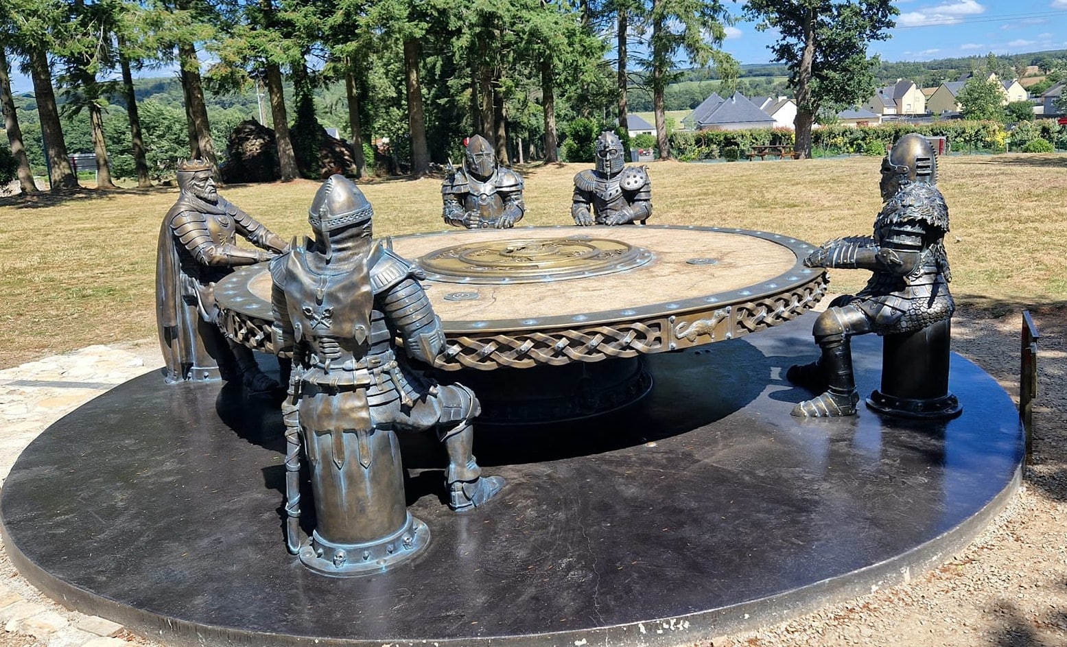 Michaël Thomazo sculpte les nouveaux chevaliers de la table ronde