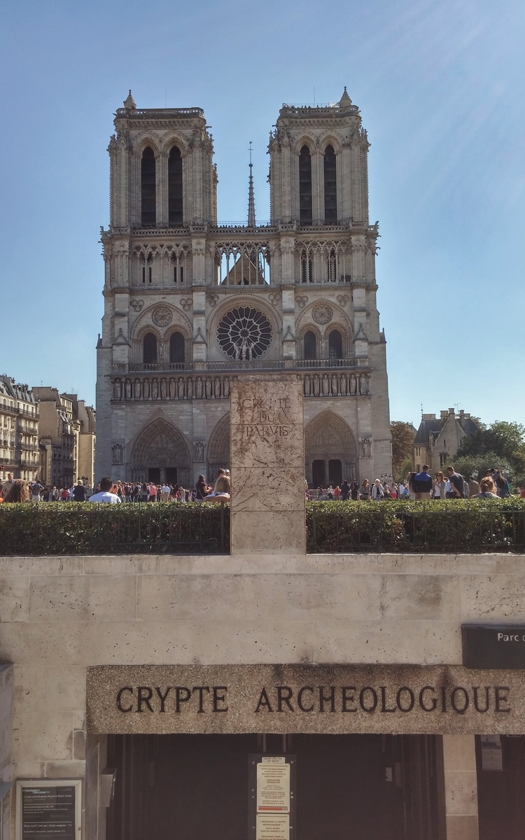 Visite La crypte dessousdessus Crypte archéologique