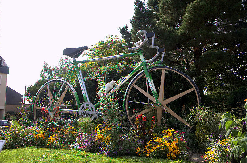 EN IMAGES. Décos, vélos géants… En Mayenne, les communes ont mis le paquet  pour le Tour de France