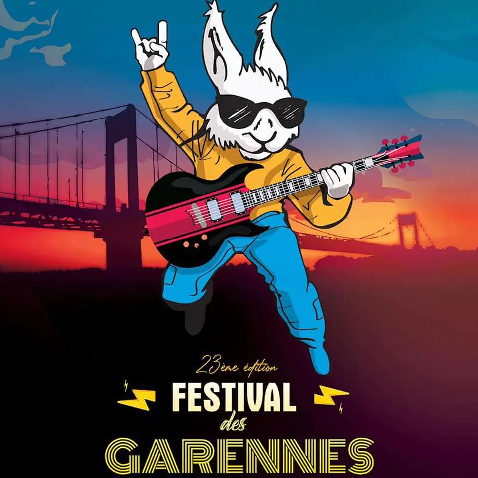 A chaque édition, le Festival des Garennes est gratuit et orienté tout public et tout âge. Les membres de l’OMCSL (Office de Musique, Culture, Sports et Loisirs), qui est l’association organisatrice du festival présidée par Claude Bernard depuis 2021, font appel à des groupes de musiciens de qualité. Grâce à ses bénévoles enflammés et survoltés derrière leurs stands, le public pourra se rafraîchir et se restaurer. Il trouvera sur place trois bars répartis sur le site du festival dont un spécialisé en bière bretonne, des grillades, des frites et des crêpes.
Le site est naturel et le Festival des Garennes est depuis toujours engagé dans une démarche environnementale. Des moyens sont donc déployés pour éviter la production de déchets inutiles et gérer la collecte, le tri et le recyclage. Cette volonté doit autant aux convictions du festival qu'à son lieu d'accueil.
Programme de la petite scène : à partir de 18h
@massalouca, enivre le public avec sa bonne humeur et ses ondes endiablées. Il lancera les hostilités de cette édition 2023, en déambulant au rythme des percussions afro-brésiliennes, au départ du port pour rejoindre le jardin des garennes !
Mélissa Laveaux est aussi talentueuse que aventureuse, et sa voix est aussi lumineuse que envoûtante. C’est une auteure, compositrice, guitariste et chanteuse, originaire d’Haïti. Elle explore un vibrant champ musical en expansion continue, du folk à la pop en passant par l’électro et la musique haïtienne. Mélissa est accompagnée de ses musiciens. Ensemble, ils viendront illuminer la grande scène des garennes pour le plus grand plaisir des spectateurs
End 2 End ne sont que deux, mais pourtant, ils vont retourner les jardins des garennes avec une telle énergie, assaisonnée avec du bon gros rock and roll, avec une basse et une batterie puissante, comme tout le monde aime !
Programme de la grande scène :
Kengaï Orchestra vient de Rennes : l’équipe puise son inspiration dans la black music. Elle se nourrit essentiellement de grooves-afro-caribo-américains. La musique du Kengaï Orchestra se chante en trois langues et explore l’actuelle jungle sonore des paysages urbains Elle croise les esthétiques au profit d’une musique populaire, dansante et transgénérationnelle. Le groupe promet un maximum d’énergie sur la scène des Garennes
Radio Bysance est un trio qui s’inspire de l’énergie des sounds systems et invente un dub electropical et multiculturel. La musique du groupe a des saveurs de cumbia, de musique de l’Est, et d’autres sonorités qui rappellent aussi bien le trip-hop que la techno, ou le jazz des années 60. Radio Bysance emmènera le public vers un merveilleux voyage musical
Pfel & Greem se lancent dans une nouvelle aventure électronique ; un melting-pot explosif où s’entrechoquent électro, hip-hop et bass music. On dit de ce duo qu'il dompte les machines comme les corps. Les visiteurs vont devoir s’accrocher, car ça va secouer !
Infos pratiques
Festival des Garennes, Les Jardins des Garennes à La Roche-Bernard (56)
Samedi 5 août 2023, à partir de 18h
festival-des-garennes-la-roche-bernard