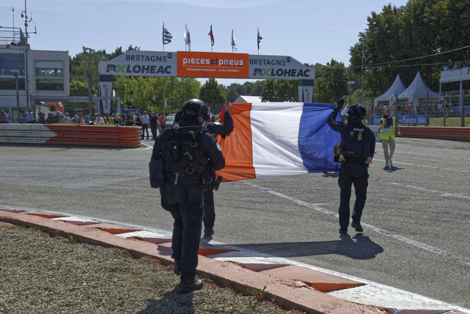 Drapeau tricolore par le GIGN au rallycross de Lohéac 2023