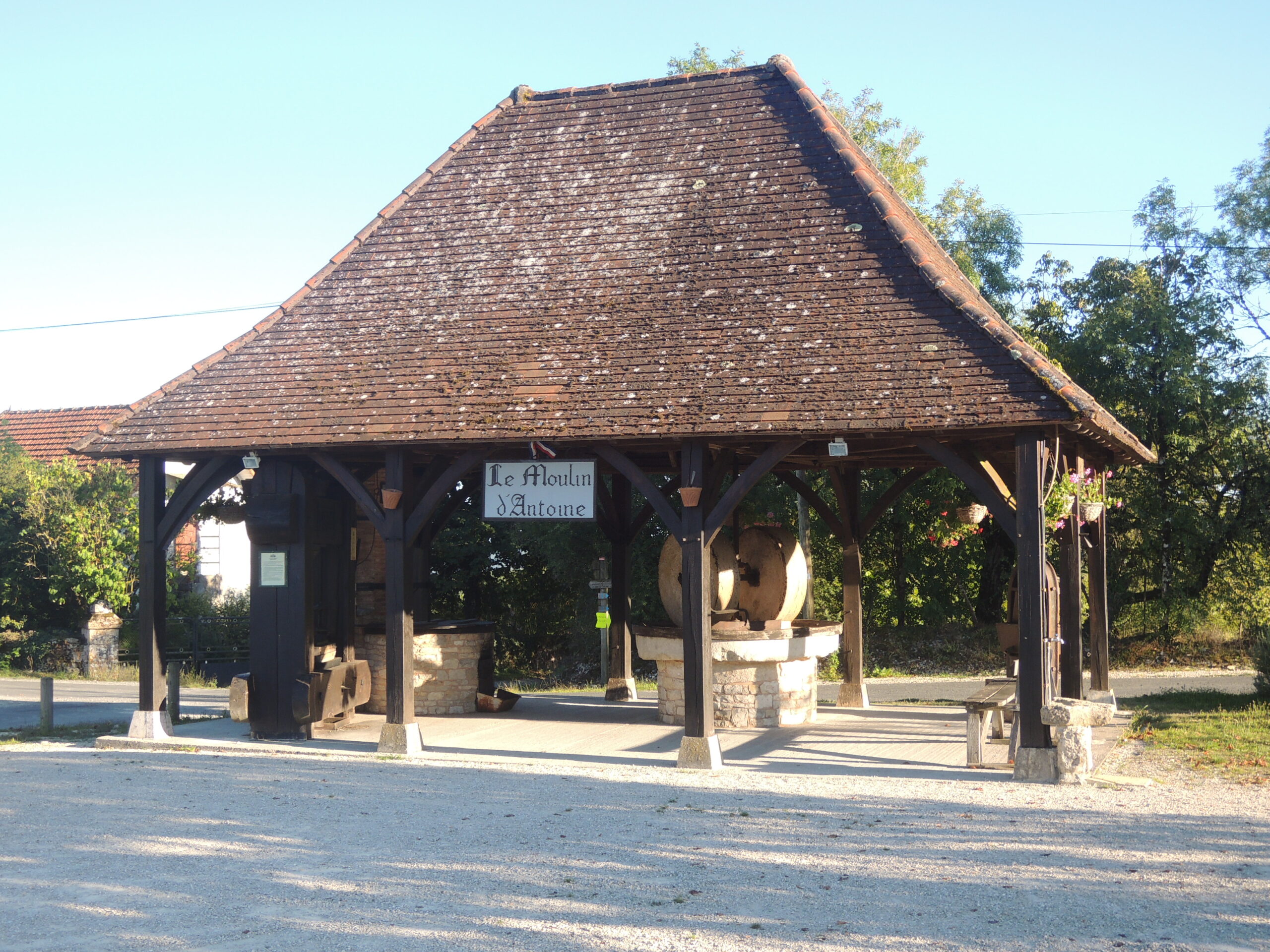 Journées Européennes du Patrimoine : fabrication d'huile de noix au moulin d'Antoine