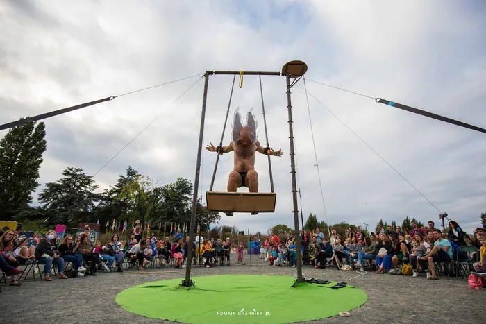 La balançoire géante | Cirque-Théâtre Quartier d'été | week-end #2 Cirque-Théâtre d'Elbeuf Elbeuf