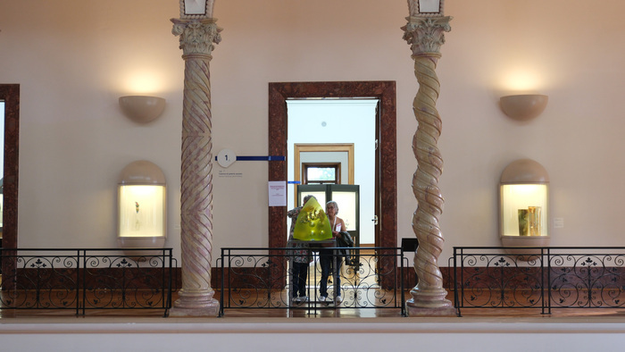 Une guide volante s'invite dans les salles Musée Ariana Musée suisse de la céramique et du verre Genève