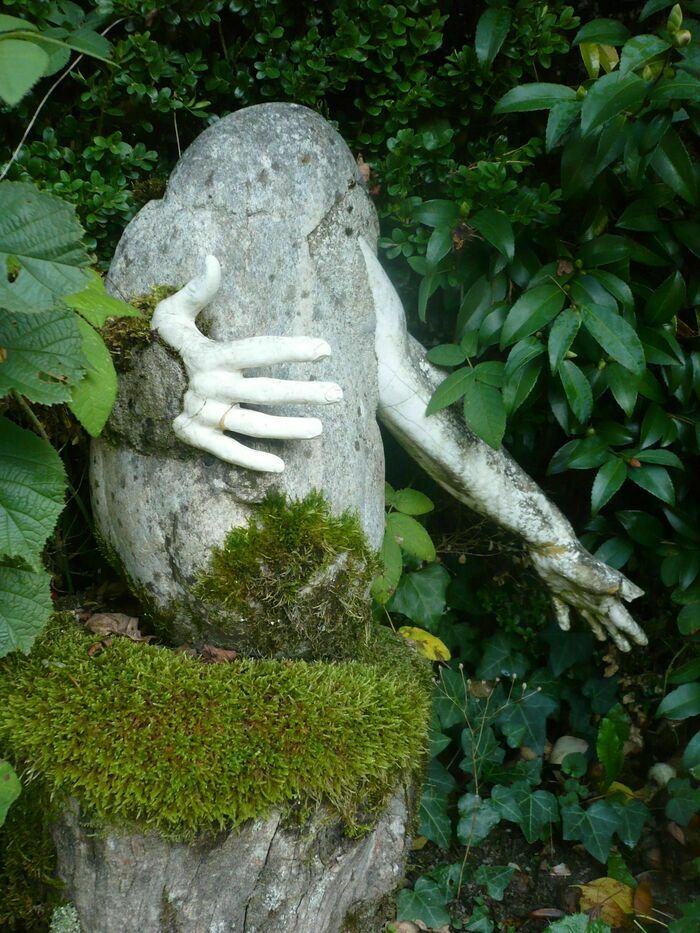 Déambulation dans les jardins à la découverte des massifs et des sculptures Le jardin de Lacombe Lagraulière