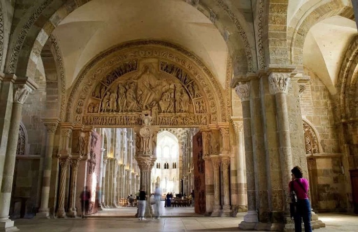 Devenir accueillants à Vézelay Basilique Sainte-Marie-Madeleine Vézelay