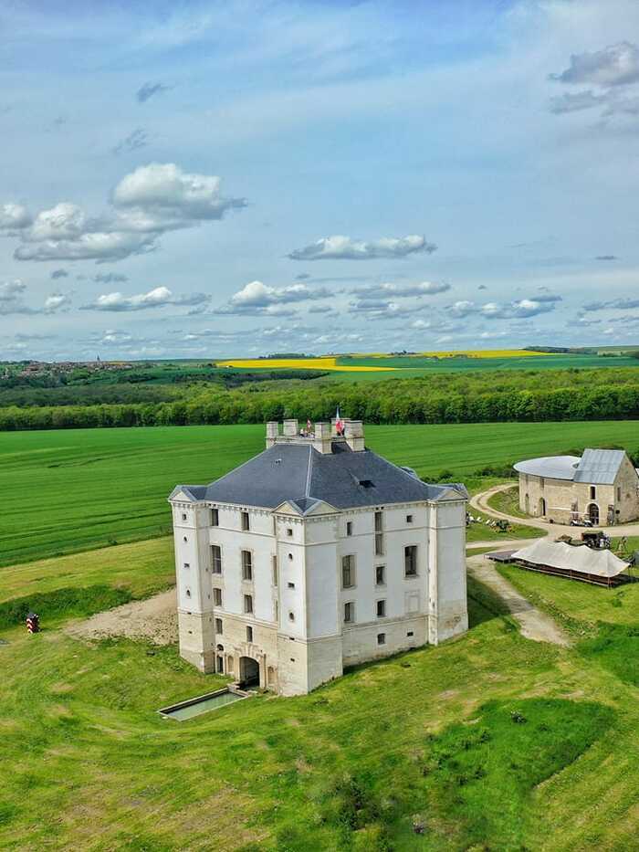Découvrez le château de Maulnes et ses jardins Château de Maulnes Cruzy-le-Châtel