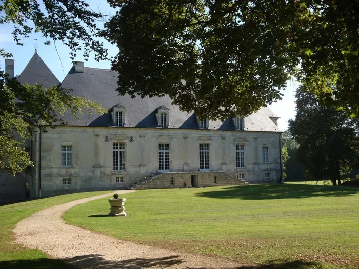 Découvrez le parc du château de Nuits-sur-Armançon Château de Nuits Nuits