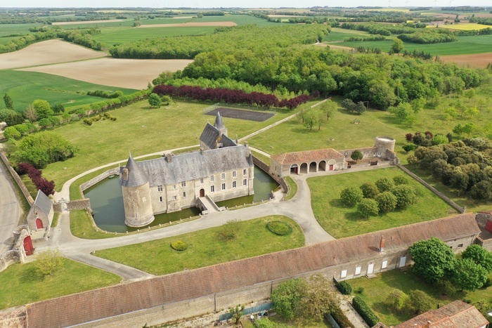 Visite historique dans un cadre bucolique Château de Saveilles Paizay-Naudouin