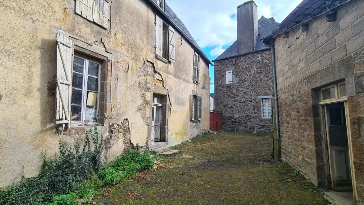 cour des savoirs-faires bazouges-la-pérouges