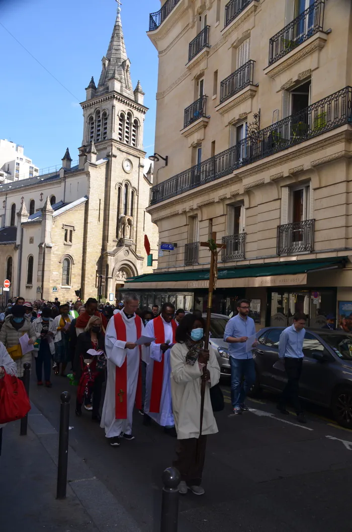 Chemin de croix dans la rue Église de l'Immaculée-Conception Paris