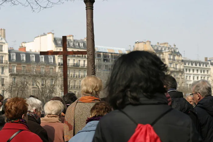 Chemin de la Croix dans la rue Église Notre-Dame du Bon Conseil Paris