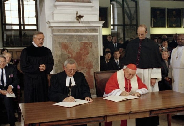Vingt-cinq ans après Augsbourg… La Déclaration commune sur la justification par la foi Facultés Loyola Paris Paris