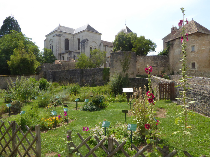 Balade littéraire dans les jardins Jardin d'inspiration médiévale Nouaillé-Maupertuis