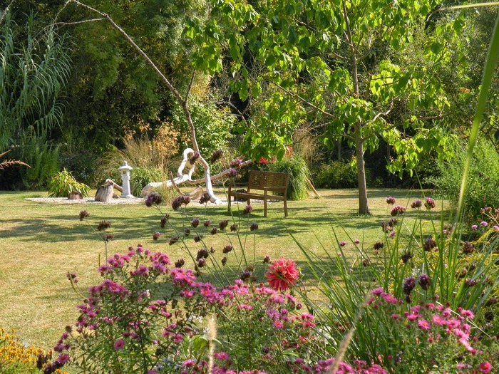 Déambulation à la découverte des différentes ambiances du jardin Jardin du Fond de l'Or Lugon-et-l'Île-du-Carnay