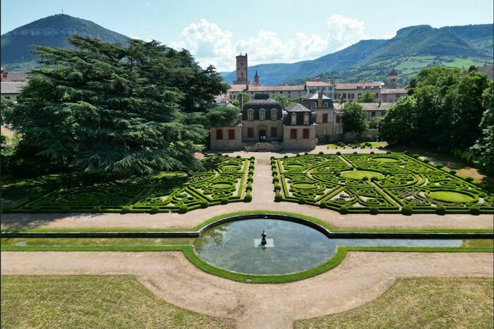 Une escapade enchantée au cœur des jardins à la française : découverte des cinq sens présents dans les jardins Jardins de l'hôtel de Sambucy Millau