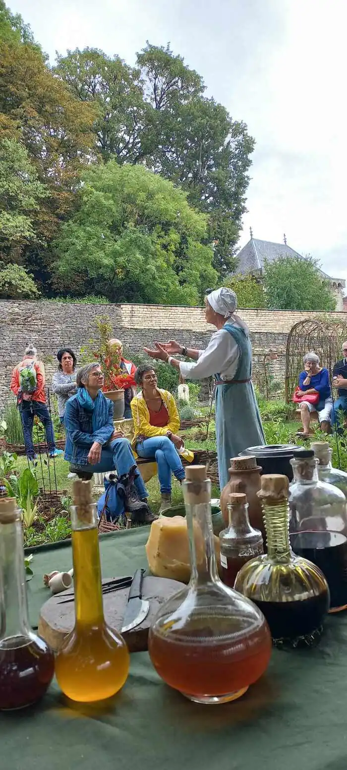 L'herboristerie au  XIIIème siècle Le jardin d'Isabeau Le Montsaugeonnais