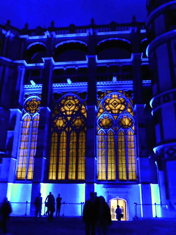 Illumination de la cour et de la façade à la nuit tombée Musée d'archéologie nationale et domaine national de Saint-Germain-en-Laye Saint-Germain-en-Laye