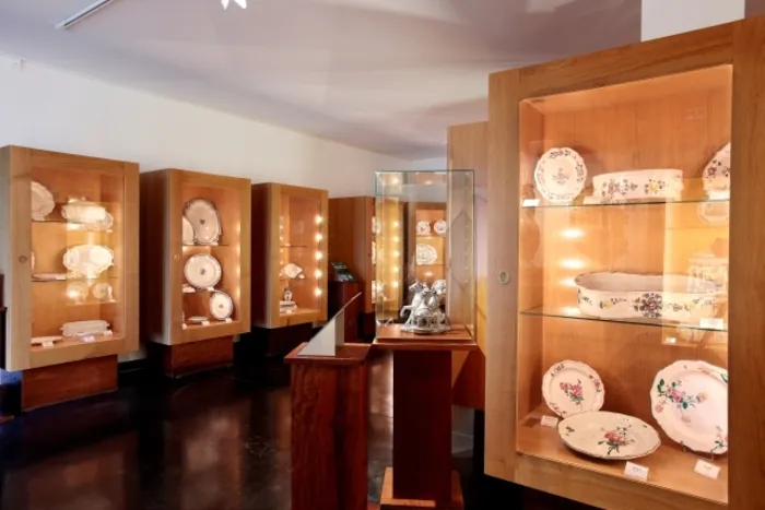 Visite libre des collections du musée Musée de la Faïence et des Arts de la Table Samadet