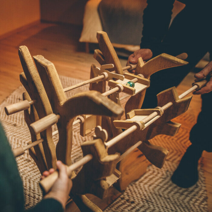 Animation jeux géants en bois avec Bête à bois Musée du jouet Moirans-en-Montagne