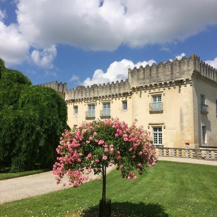 Déambulation à la découverte des sculptures et du parc du château de Fleurac à Nersac Parc et jardins du château de Fleurac Nersac