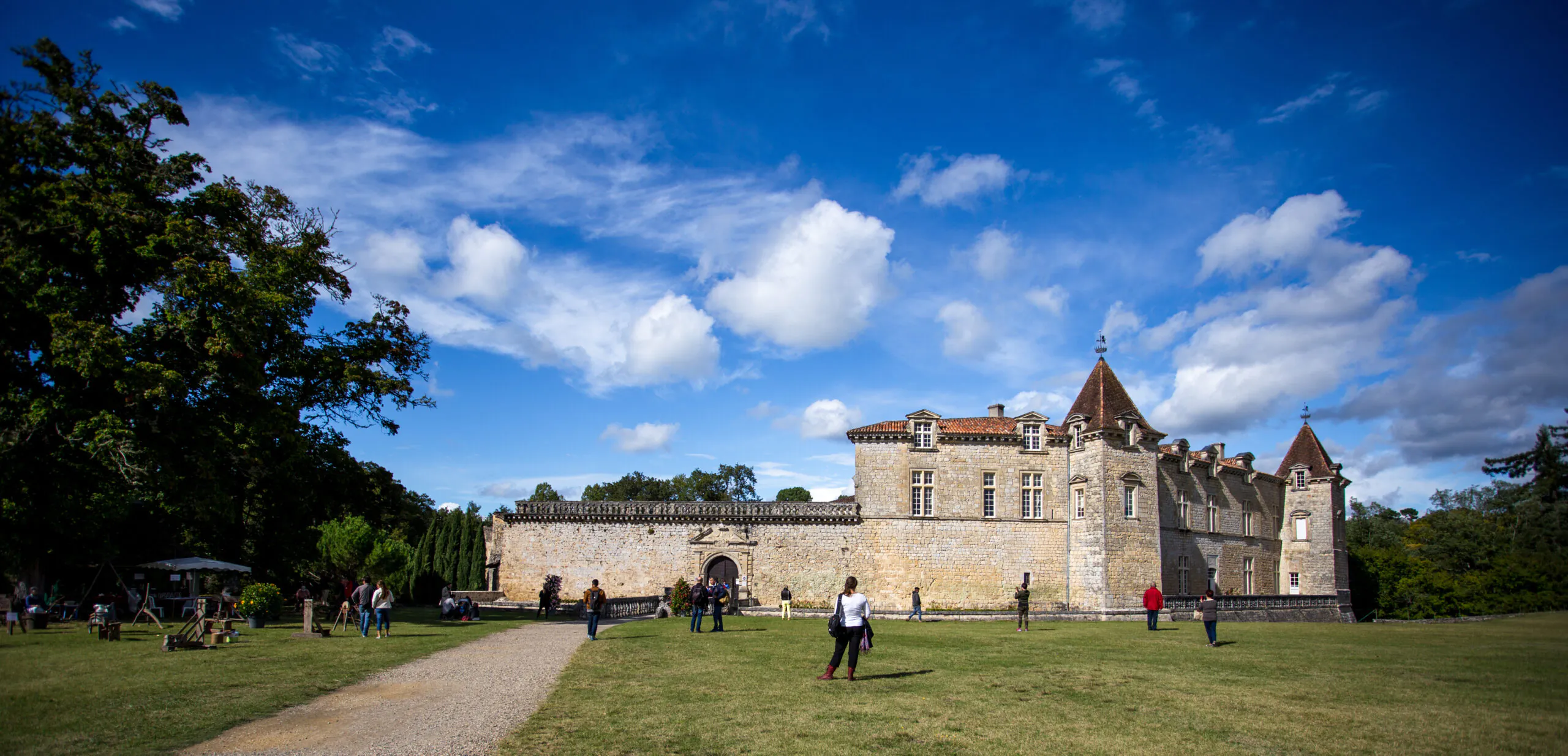 Iconiques à vélo: le château de Cazeneuve Bazas Nouvelle-Aquitaine