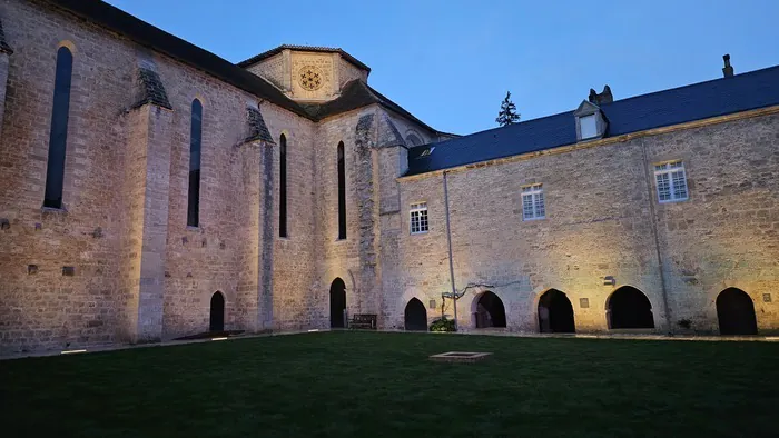 Visite libre de l'abbaye de Beaulieu-en-Rouergue Abbaye de Beaulieu-en-Rouergue Ginals