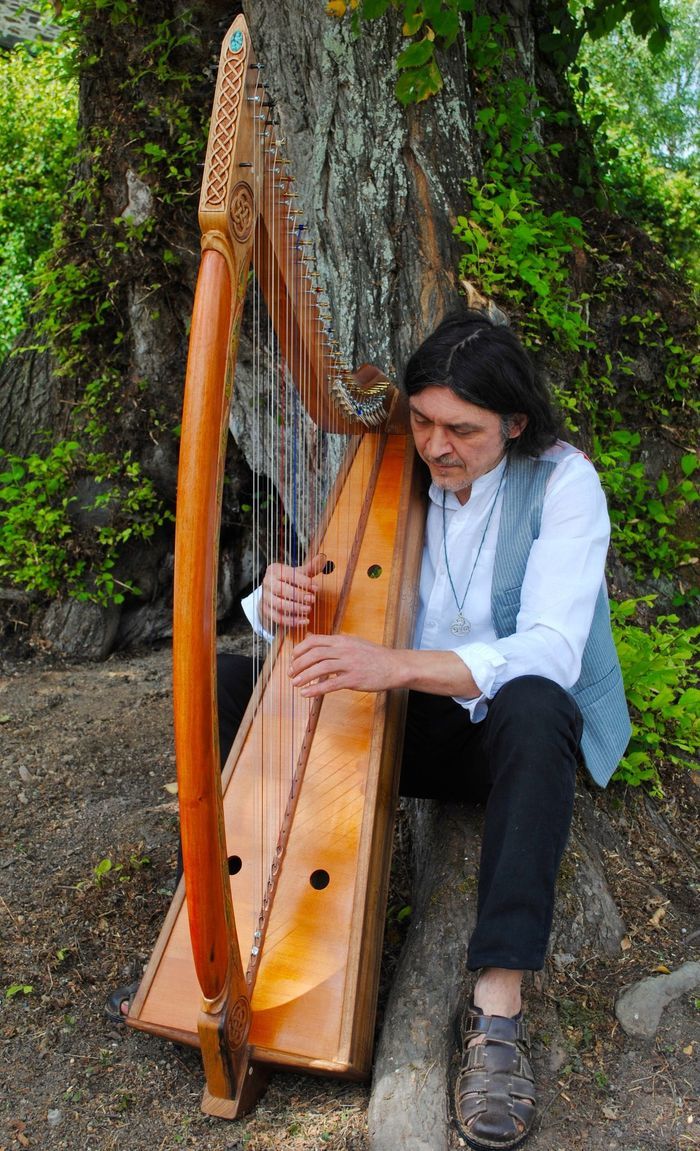 Christophe GUILLEMOT joue comme il respire sur les harpes celtiques qu'il fabrique...son style irlandais mêlé d'improvisations vous séduira! Abbaye de Paimpont Paimpont