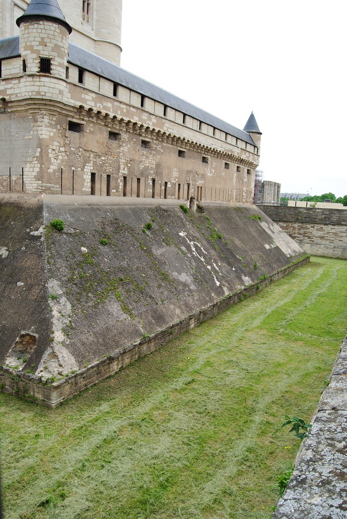 Visite des fossés du Donjon Château de Vincennes Vincennes