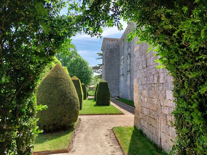 Visite des cinq sens dans le jardin du château de Gramont Château et jardins de Gramont Gramont
