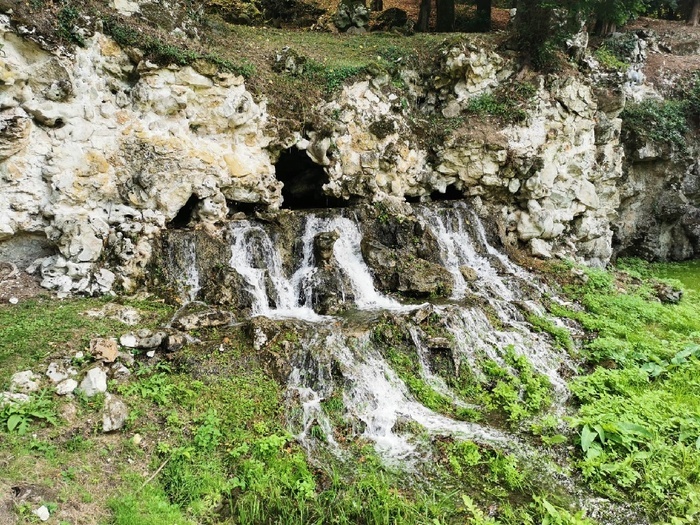 La grande cascade en eau Domaine départemental de Méréville Le Mérévillois