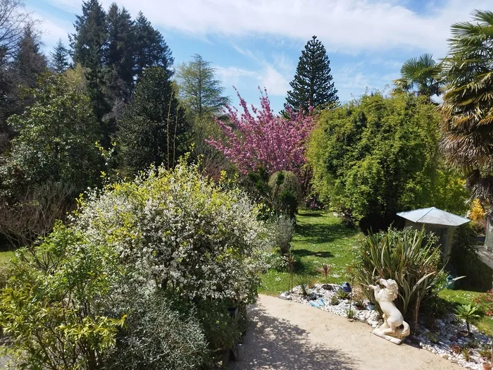Visite commentée avec la propriétaire ou libre avec plan du jardin Jardin du Puy du Lys Saint-Sornin-Lavolps