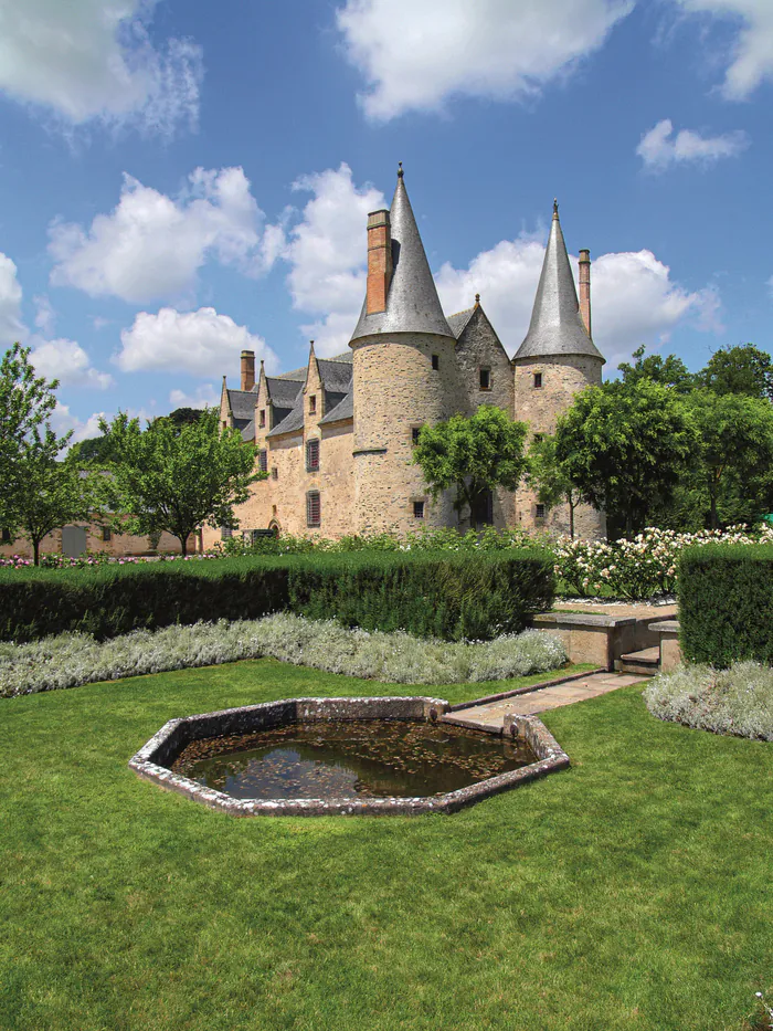 Le jardin médiéval au travers des 5 sens L'Athanor et jardin médiéval de la Fontaine de vie au château de Bois-Orcan Noyal-sur-Vilaine