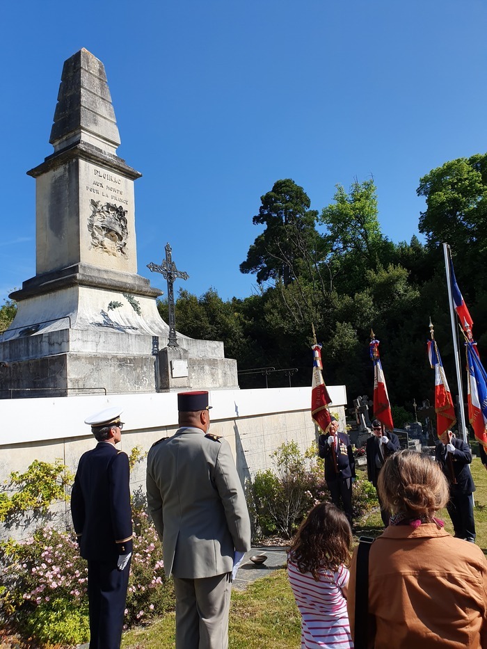 Cérémonie du 8 mai Monument aux morts (mairie) Floirac