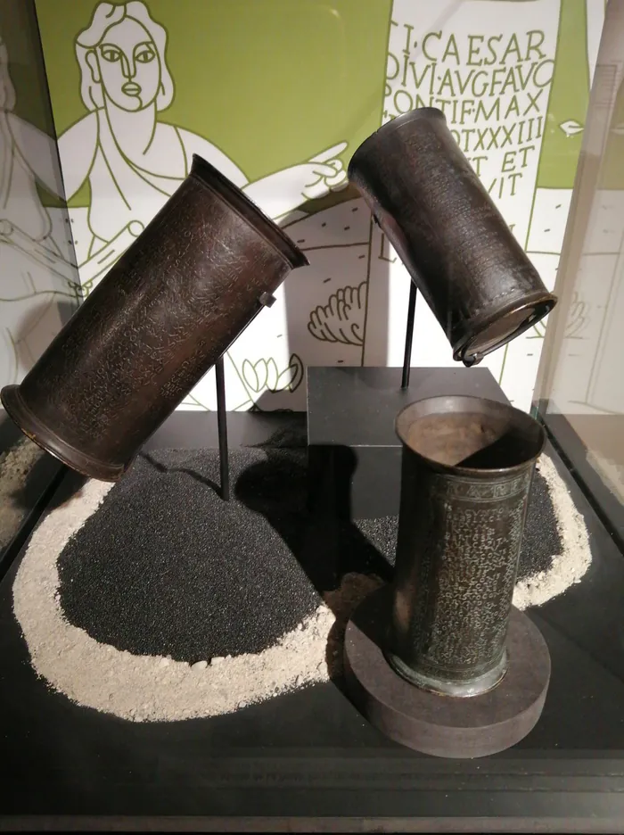 Reproduction d'un gobelet de Vicarello Oppidum et musée archéologique d'Ensérune Nissan-lez-Enserune