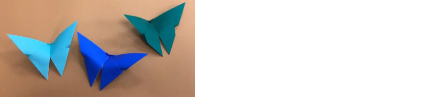 papillons réalisés en origami dans des nuances de bleus