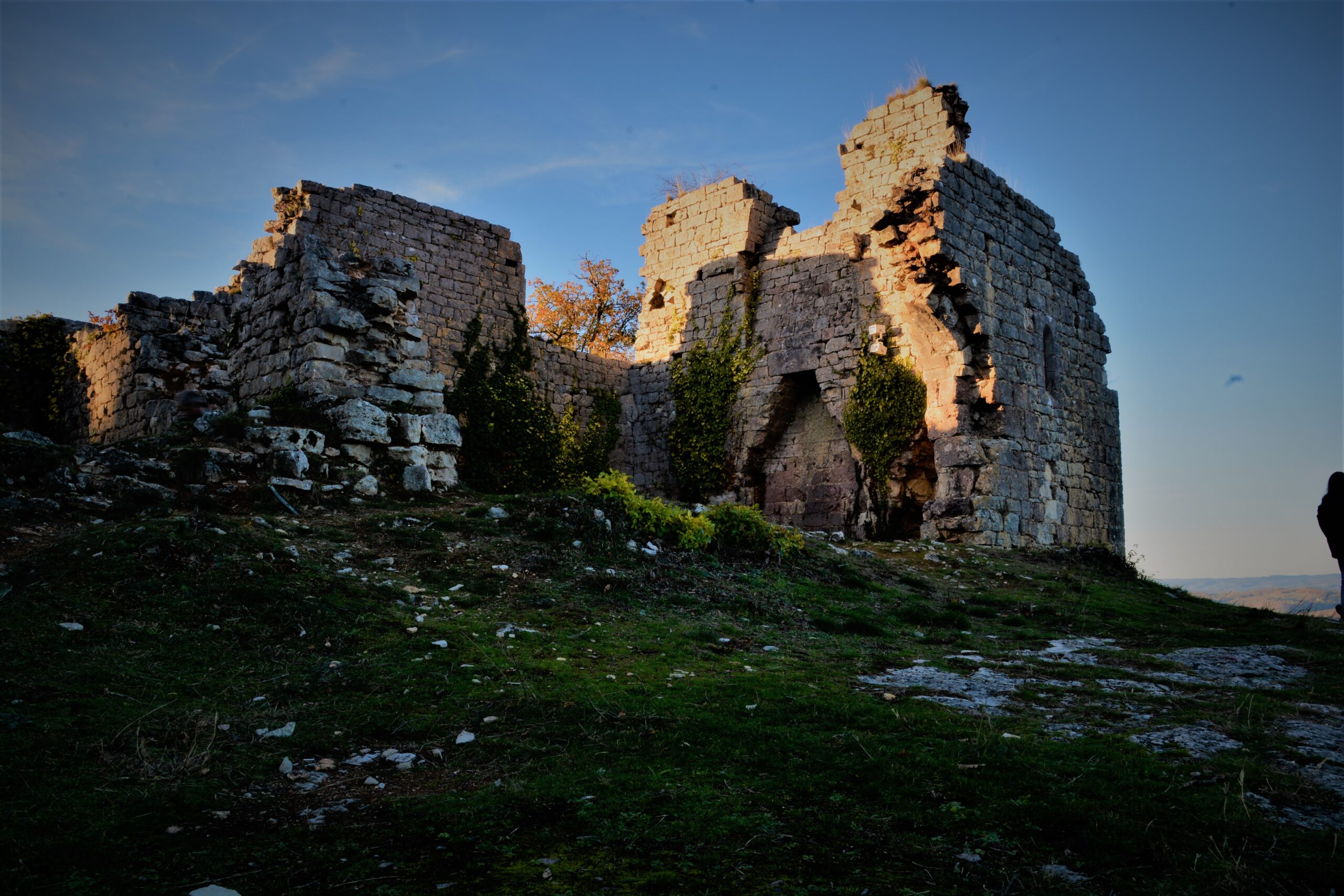 Autour des ruines de Taillefer Carennac Occitanie