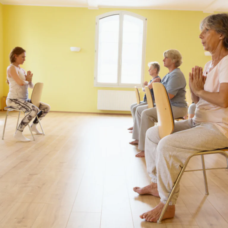 Atelier Seniors yoga sur chaise