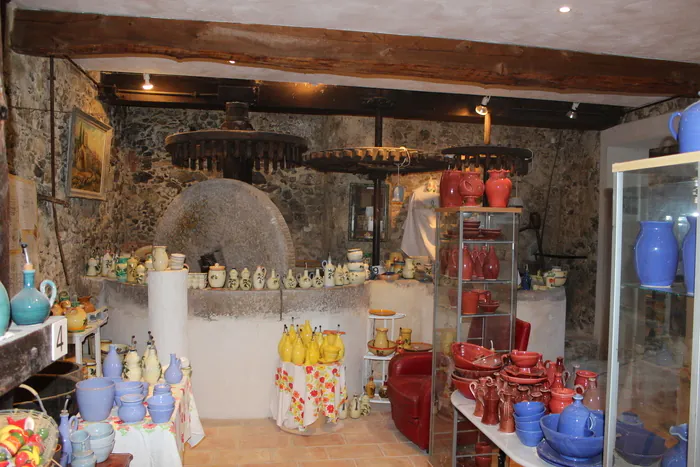 RRGUITI CERAMIC FRANCE : découvrez notre atelier de céramique artisanale aménagé dans un charmant moulin à huile ! 303 Route de Castagniers Saint-Blaise
